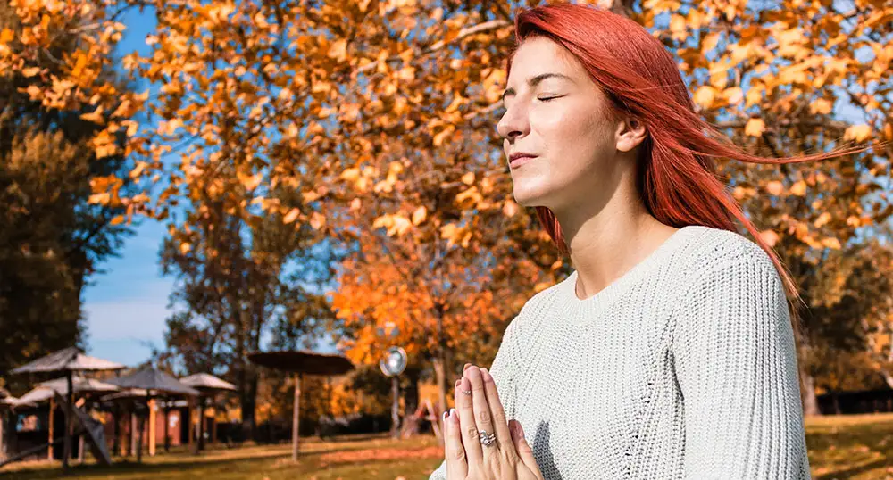 woman-doing-yoga-in-the-fall